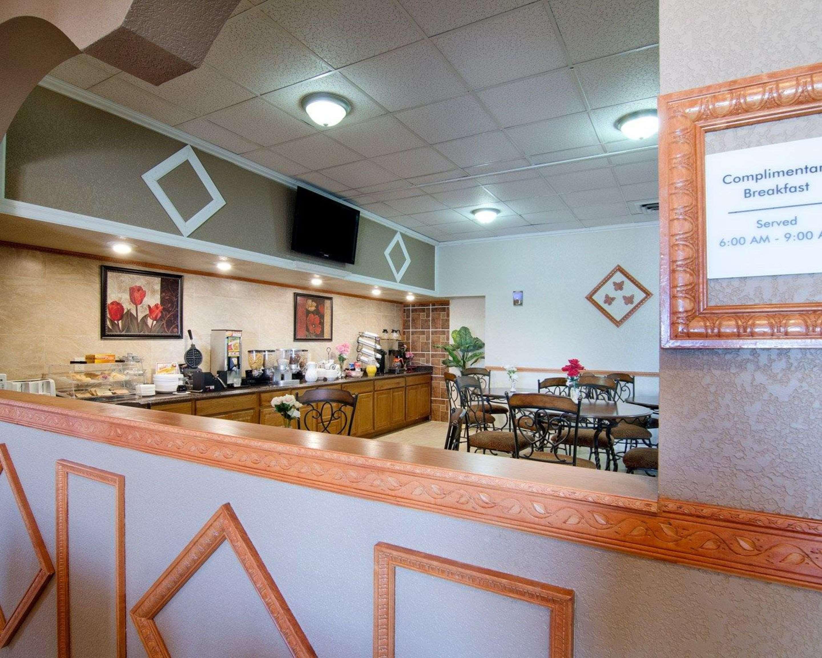 Knights Inn & Suites אמפוריה מראה חיצוני תמונה