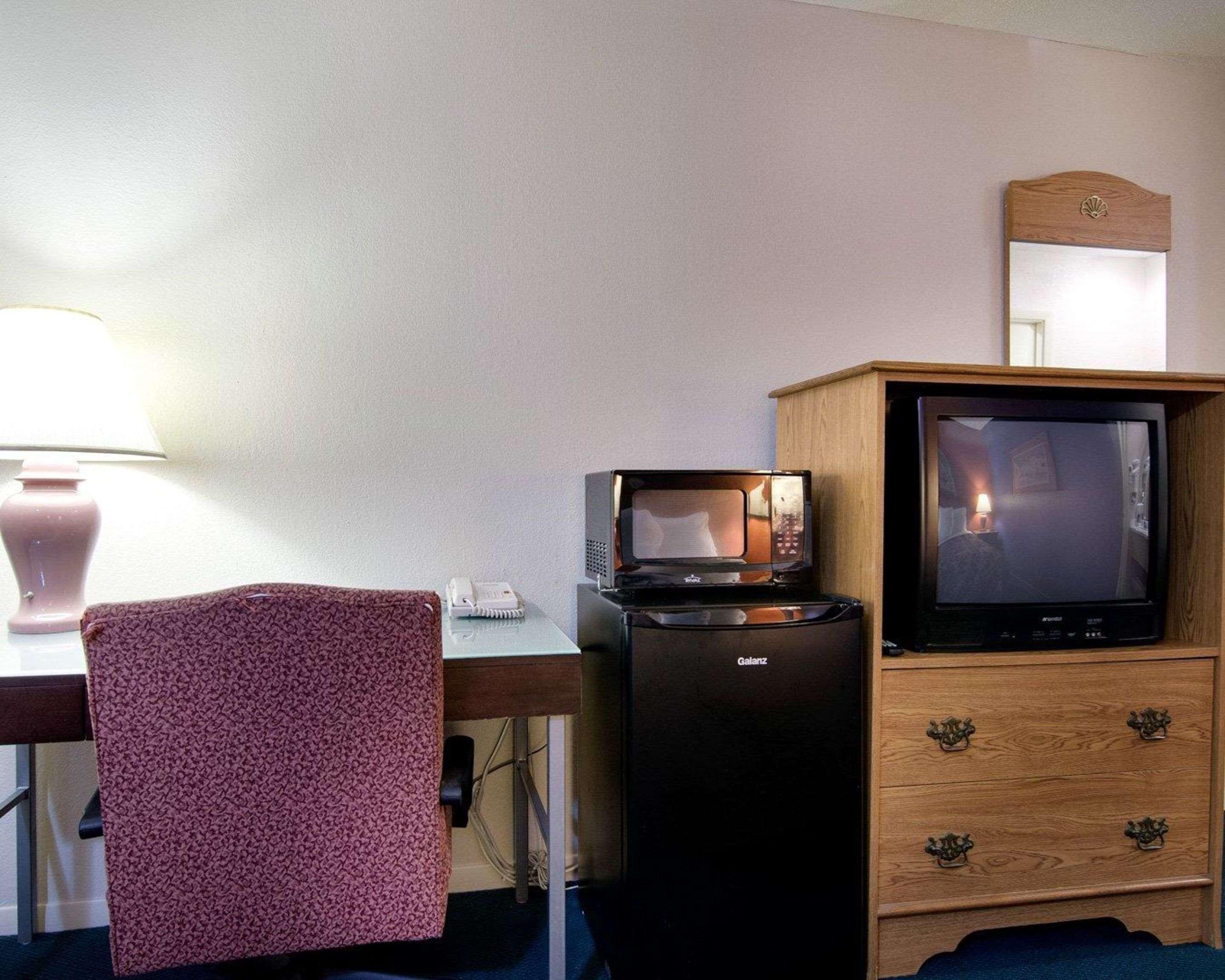 Knights Inn & Suites אמפוריה מראה חיצוני תמונה