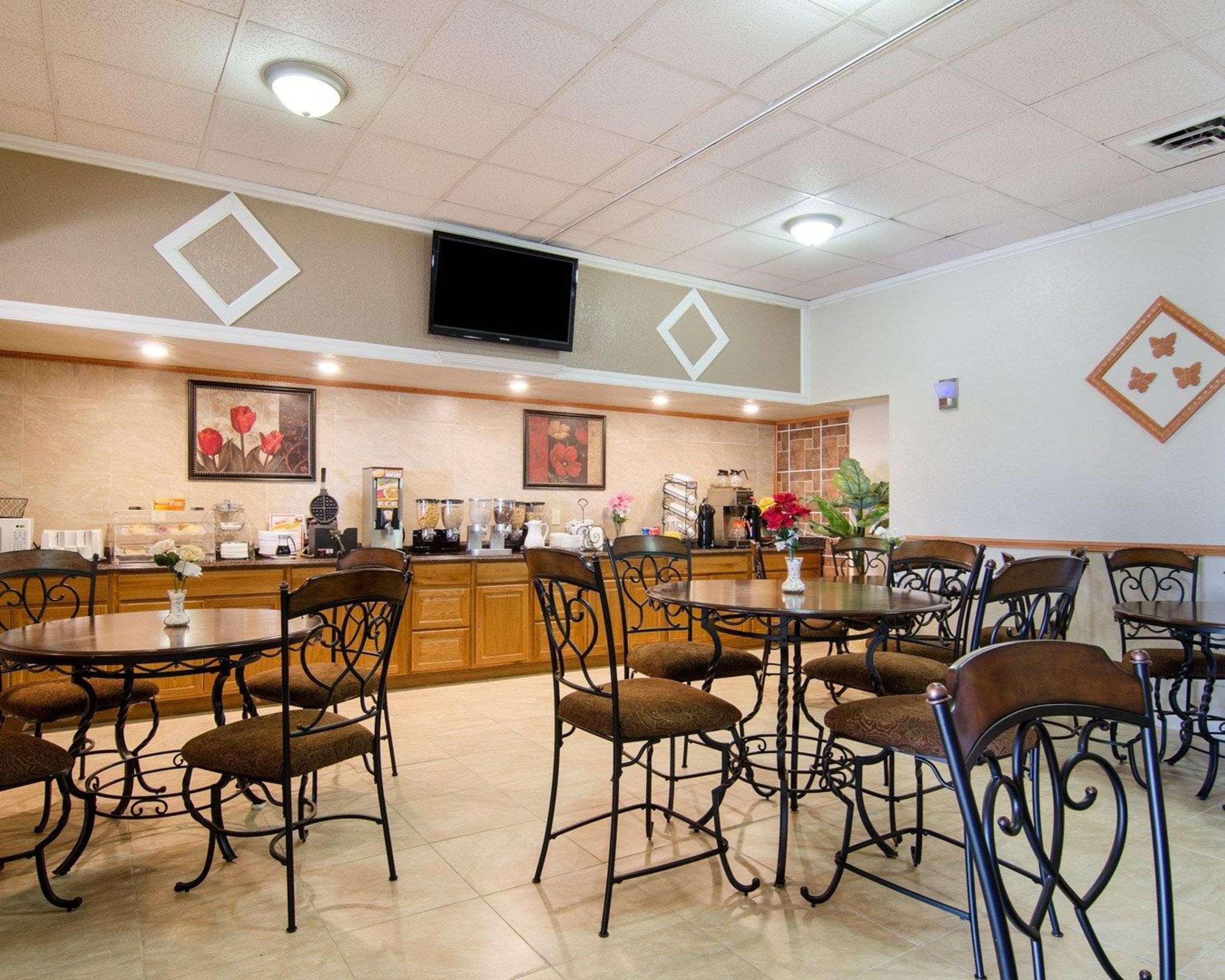 Knights Inn & Suites אמפוריה מראה חיצוני תמונה