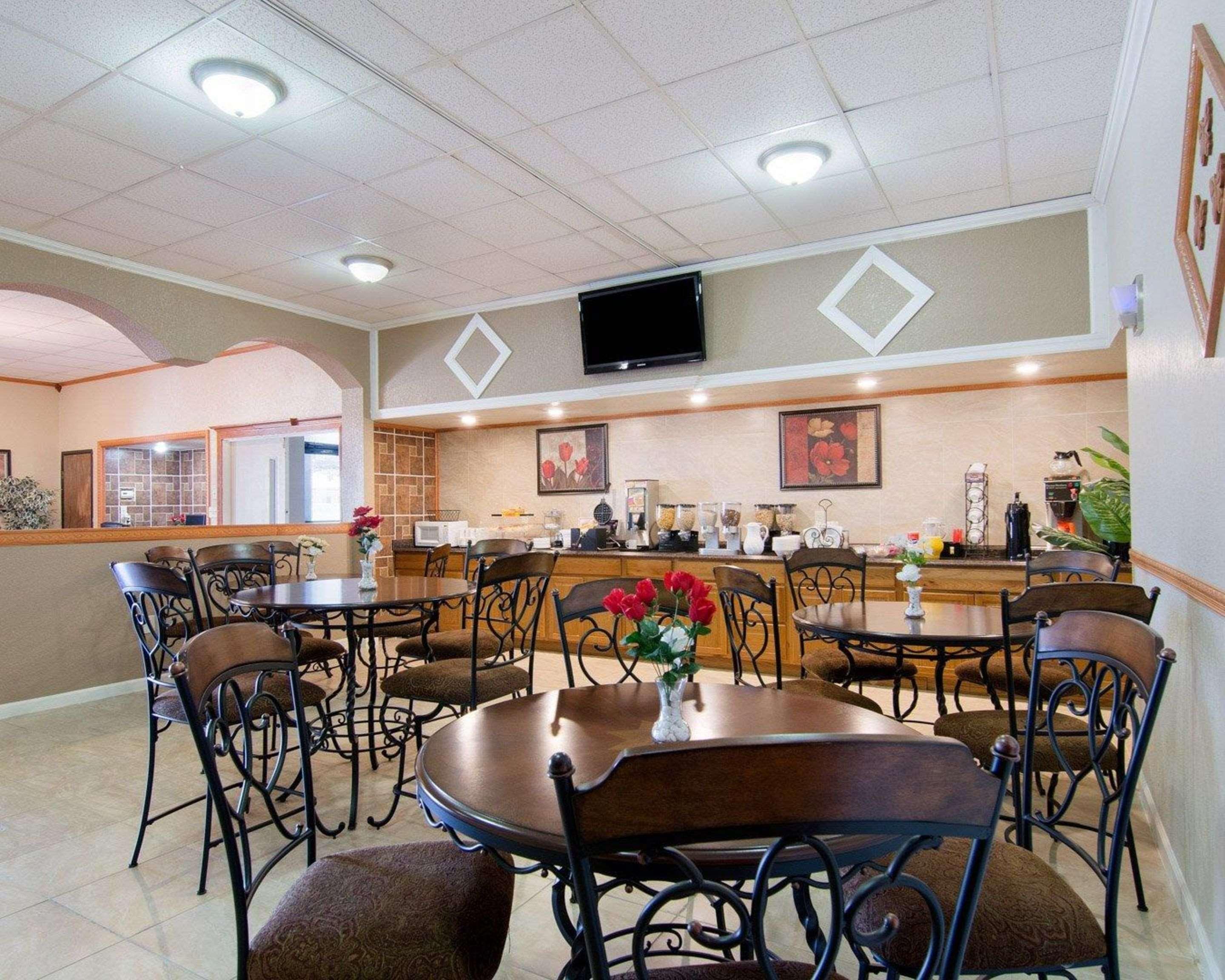 Knights Inn & Suites אמפוריה מראה חיצוני תמונה