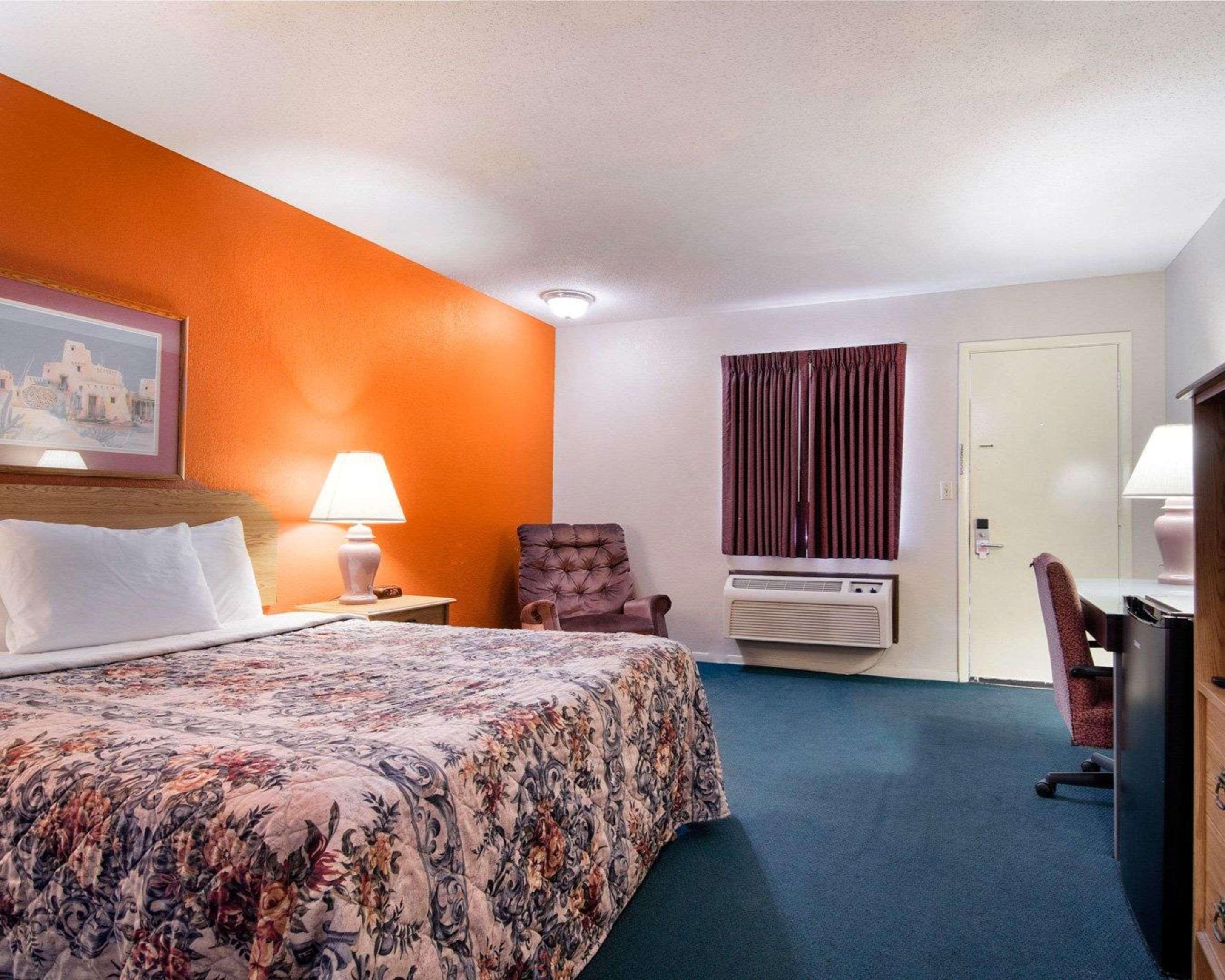 Knights Inn & Suites אמפוריה מראה חיצוני תמונה