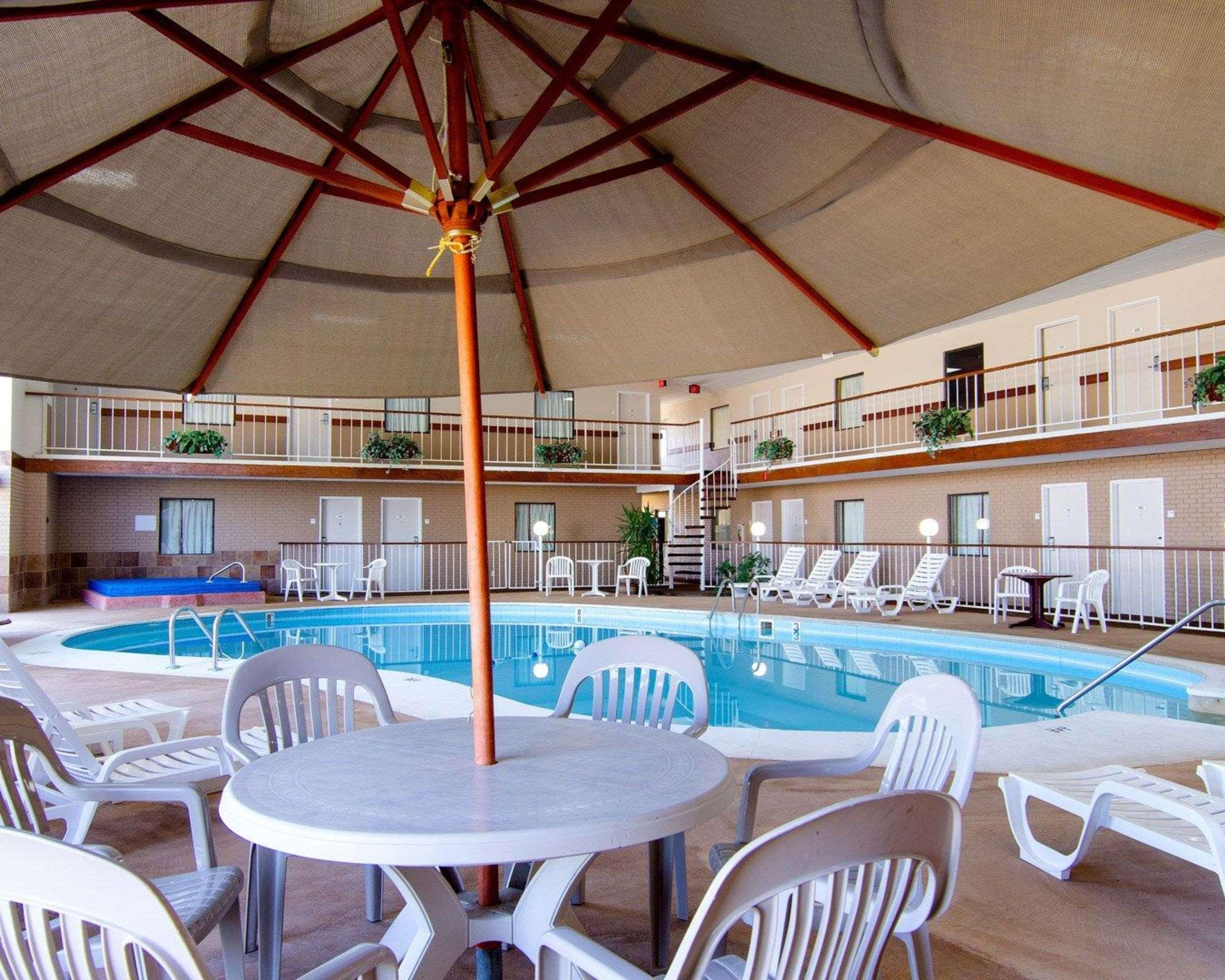 Knights Inn & Suites אמפוריה מראה חיצוני תמונה